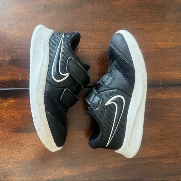 Nike Star Runner 2 Black & White Kids Shoes with Velcro Straps 8C - Picture 7 of 12